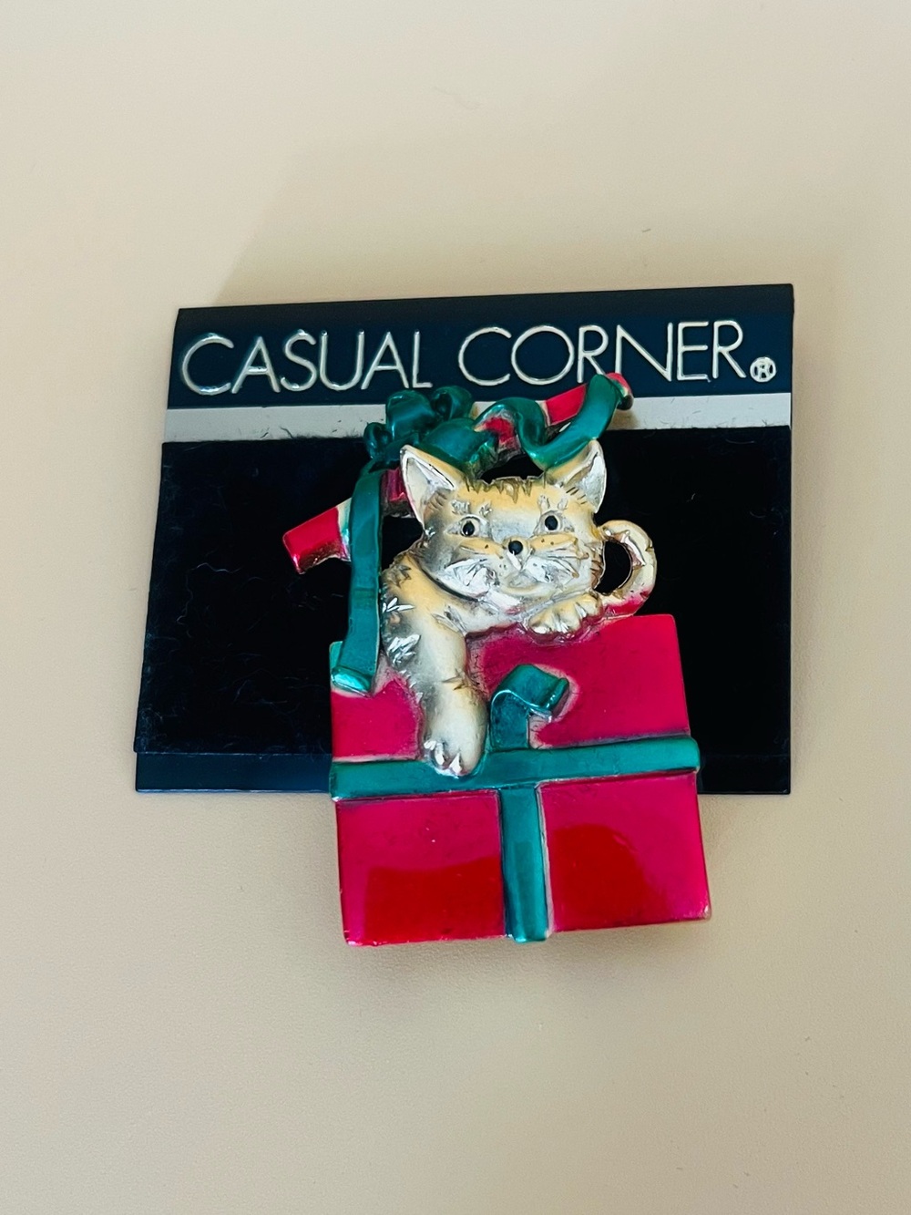 Vintage Christmas brooch cat in a box gold tone & enamel NWOT